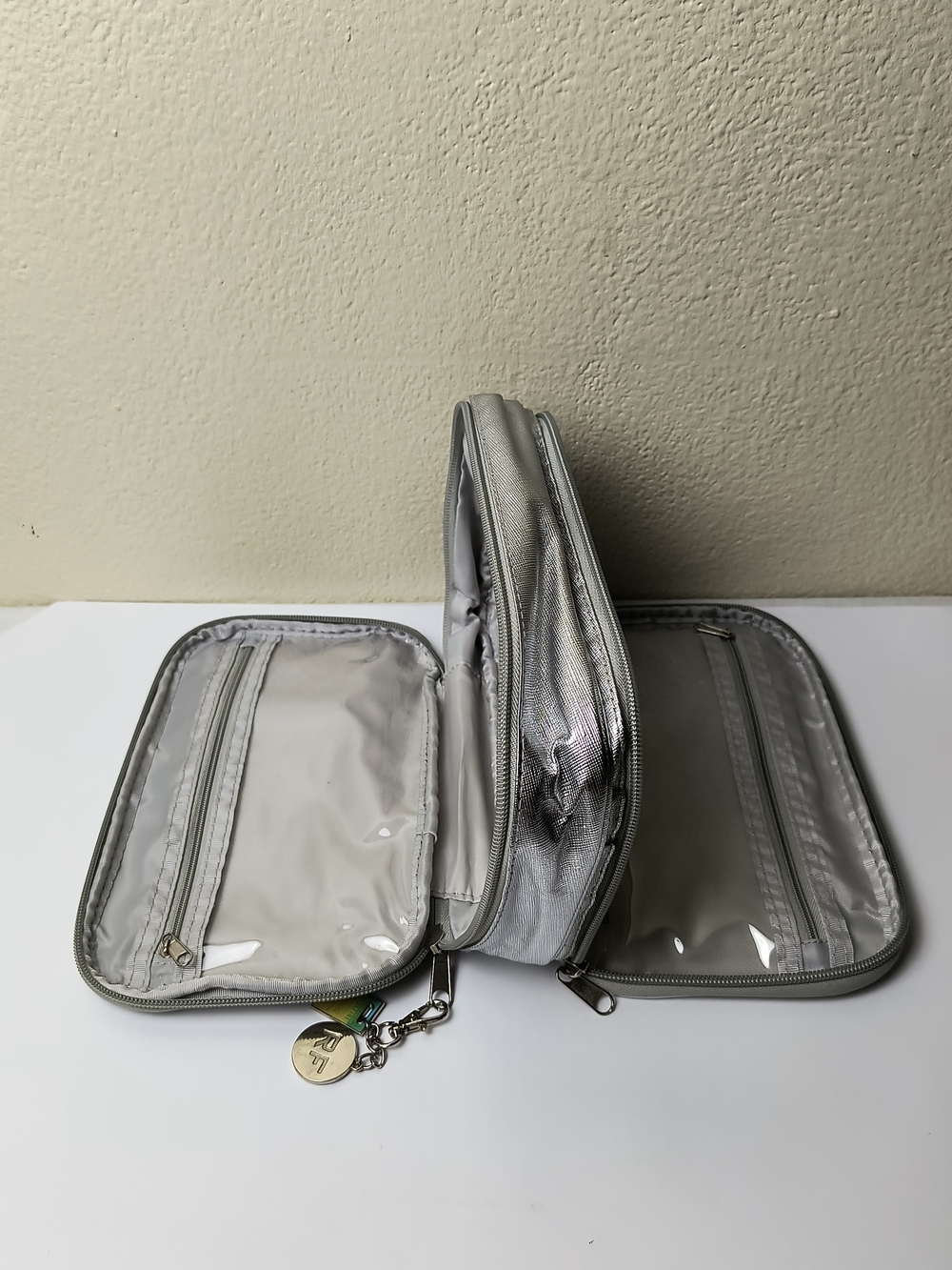 Rodan + Fields Silver Textured Cosmetic Pouch - Travel Storage Make-up